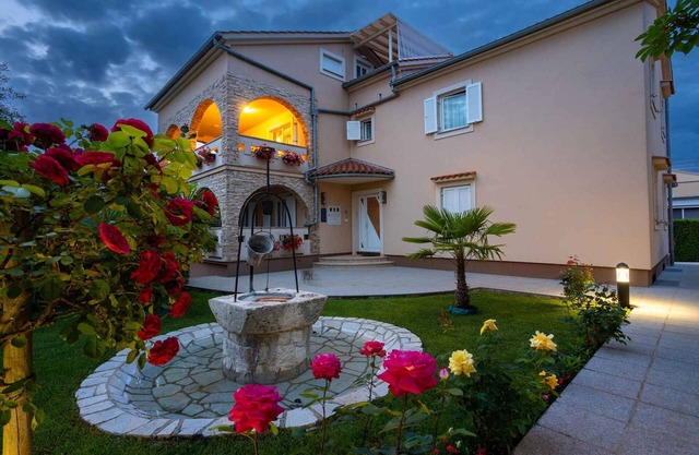 Apartamento vacacional con un jardín precioso