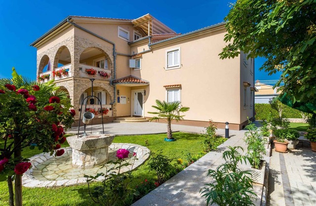 Apartamento vacacional con un jardín precioso