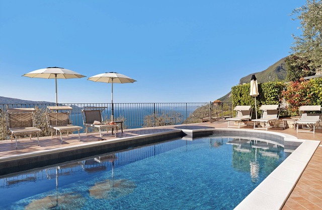 Apartamento vacacional 'Rustico Spagnol 1' con vistas al lago, piscina y Wi-Fi
