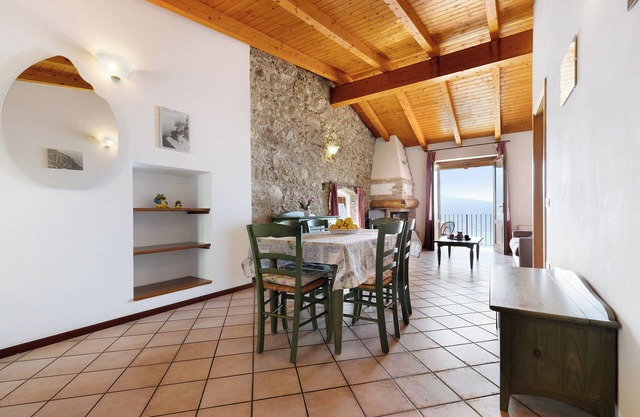 Apartamento vacacional 'Rustico Spagnol 4' con vistas al lago, piscina y Wi-Fi