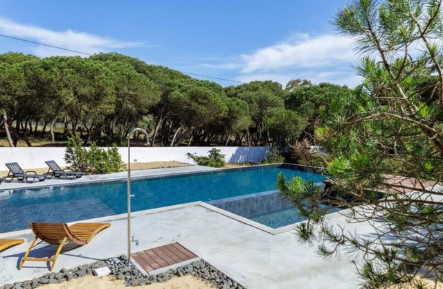 Casa de vacaciones 'Pueblo Forestal T2' con vistas a la montaña, piscina compartida y Wi-Fi