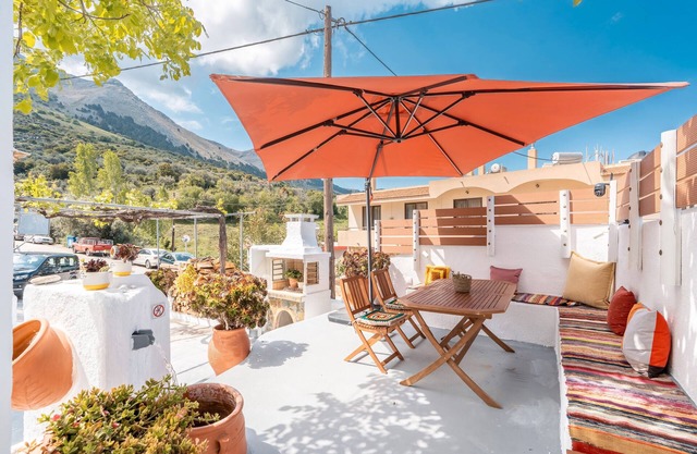 Casa de vacaciones 'Mannas House 2' con vistas a la montaña, Wi-Fi y aire acondicionado