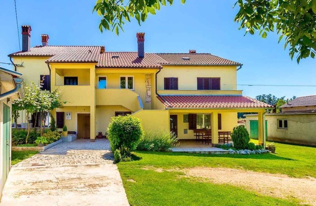 Casa vacacional con jardín y terraza