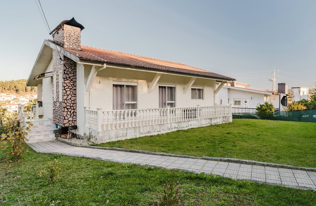 Casa de vacaciones 'Casa Familiar' con vistas a la montaña, terraza privada y Wi-Fi