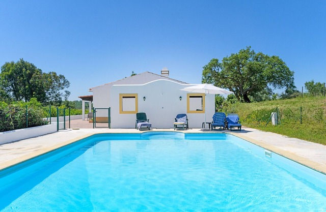 Casa de vacaciones 'Monte Do Cerro Verde' con piscina privada, terraza privada y balcón