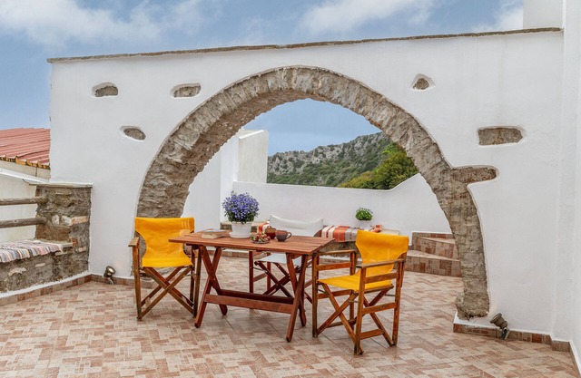 Casa de vacaciones "Casa tradicional en Koronos" con vistas a la montaña, terraza privada y Wi-Fi