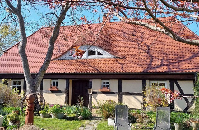 Casa vacacional con chimenea, patio y una vista de la naturaleza