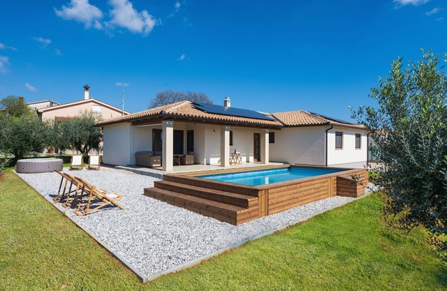 Casa de vacaciones con jacuzzi y taberna con billar