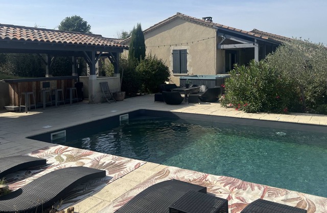 Holiday house in the countryside with swimming pool and private jacuzzi. Guaranteed relaxation
