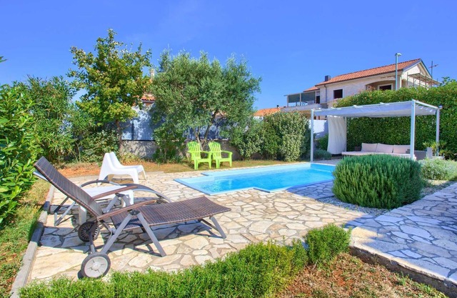 Casa de vacaciones NIKA con piscina y jacuzzi