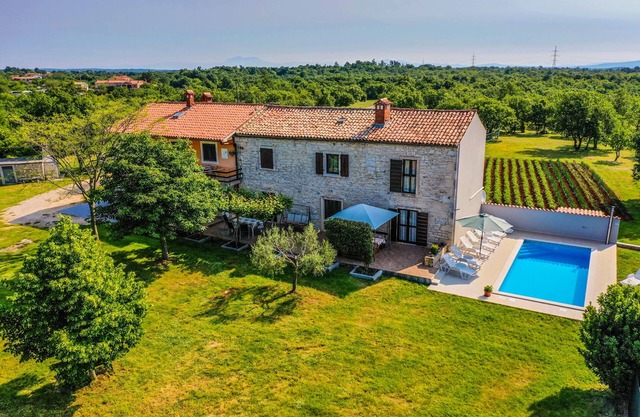 Casa de vacaciones con piscina privada en el pueblo Bulići