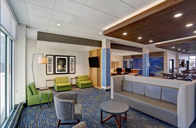 Holiday Inn Express & Suites Lenexa - Overland Park Area by IHG