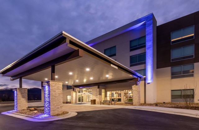 Holiday Inn Express & Suites Marion by IHG