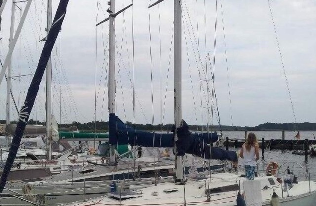Vacaciones en un yate, en el hermoso puerto natural Gustow