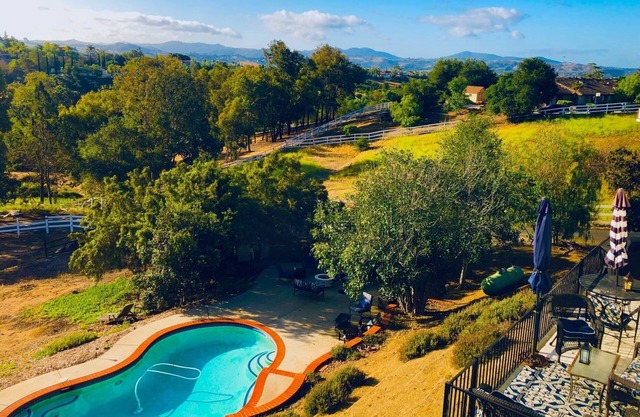 Holiday stay at Ranch with lovely Rolling Hill views + pool