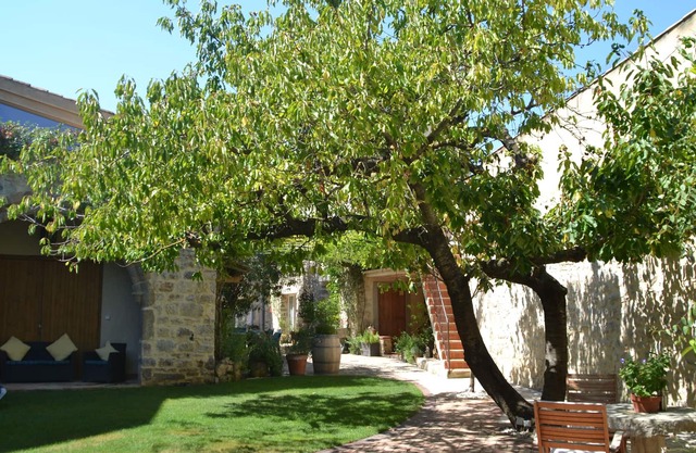 Vacaciones en Lagrasse. Impresionante apartamento medieval situada en el jardín amurallado con piscina