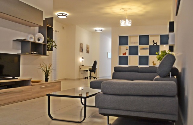 Home a few meters from promenade, restaurants, beach, bus stop & parking.