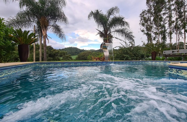 En el centro de la ciudad. Condominio con piscina y naturaleza