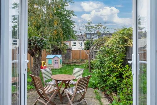 Home from Home with Parking and Garden Sleeps 6