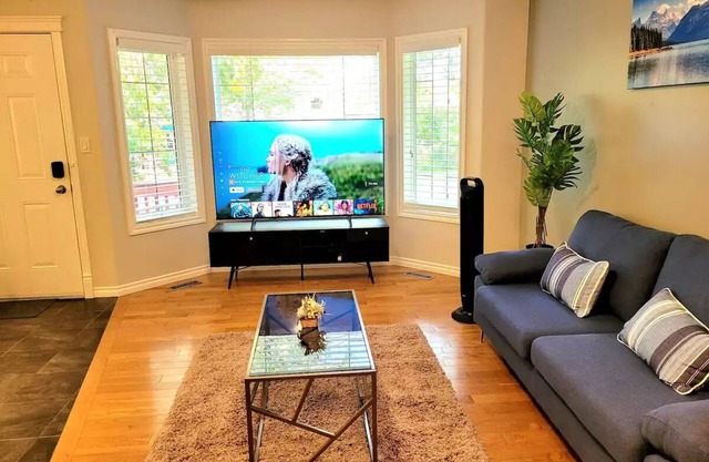Home in Downtown Edmonton - 2 Beds & Office Space