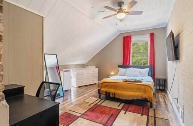 Home Office, Free Wi-fi, Parking, 6 beds, Beltline