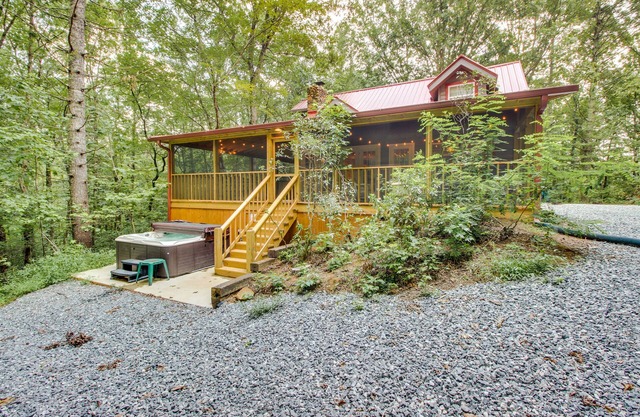 En 8 acres de bosque w / un arroyo! Disfrutar de una bañera de hidromasaje privada, proyectado en la cubierta y parrilla