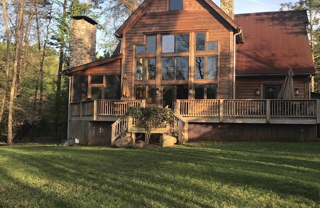 Waterfront Lake James Home en Gated Arbors Community