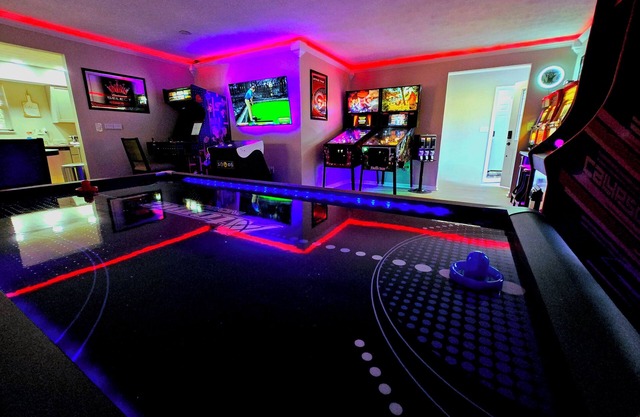 Home w/ Private Cedar Hot Tub Room Arcade Pinball near The Greene Fraze Pavilion