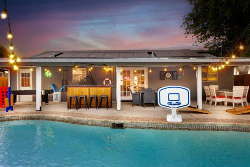 Home with pool and Hot tub in central San Antonio