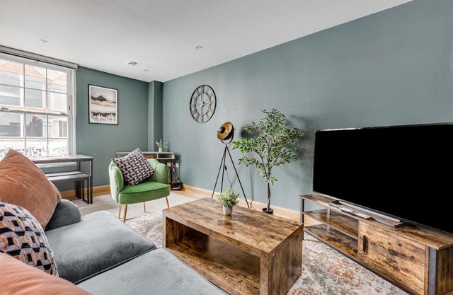 Homely 2 beds apt up to 5 Guests-Wifi by Tent Serviced Apartments