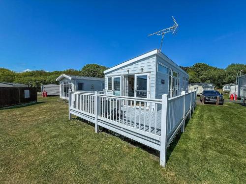 Homely 6 Berth Caravan With Full Decking At Kessingland Beach Ref 90046Bc