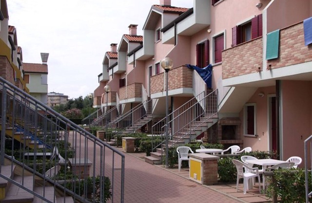 Acogedor apartamento en una residencia con piscina en Rosolina