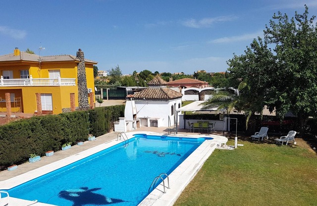 Homerez - Espaciosa villa para 6 pers. con piscina y jardín en Linares