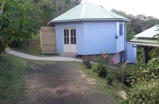 Homerez - Bungalow en Le Robert con piscina