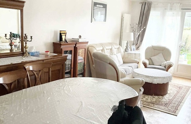 Homerez - Villa encantadora en Élancourt con jardín privado