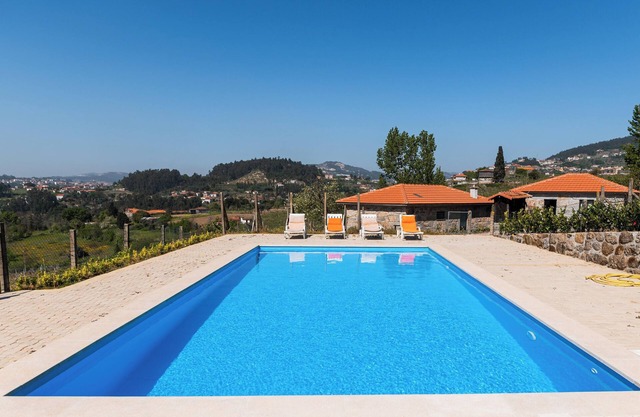 Homerez - Casa confortable en Fornos con piscina compartida