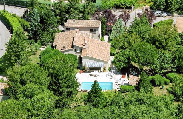 Homerez - Villa Elegante en Céreste con Piscina Privada y Jacuzzi