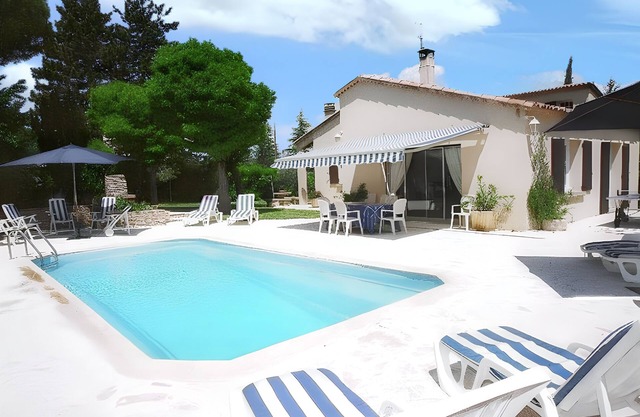 Homerez - Villa Elegante en Céreste con Piscina Privada y Jacuzzi