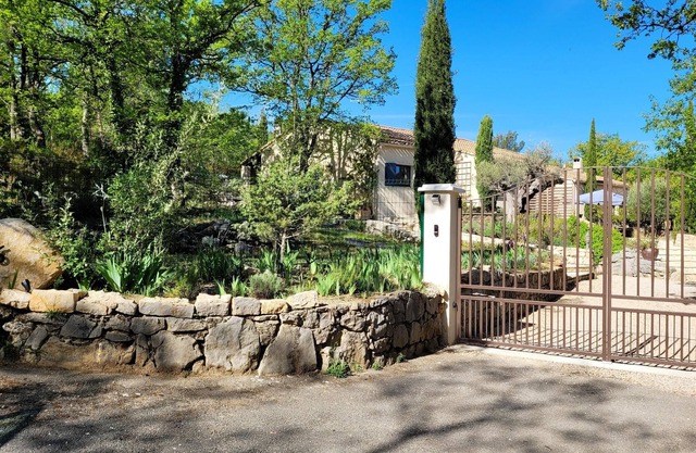 Homerez - Casa para 6 pers. con piscina compartida, jardín y terraza en Mons