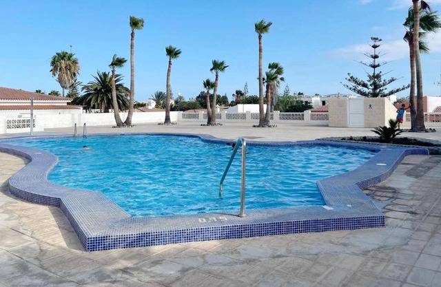 Homerez - Apartamento a 1 km de la playa para 2 pers. con piscina compartida