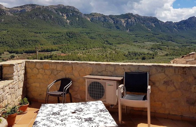 Homerez - Espaciosa casa para 6 pers. con terraza y balcón en Paüls
