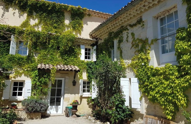 Homerez - Villa espaciosa en Séguret con piscina privada