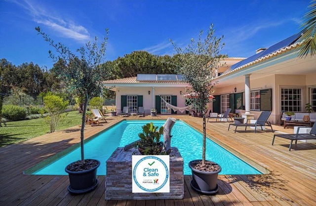 Homerez - Villa espaciosa en Sesimbra con piscina privada abierta todo el año