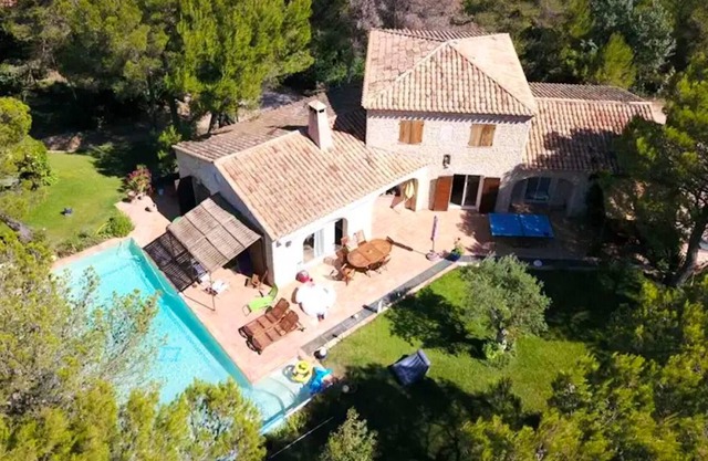 Homerez - Grande villa para 10 pers. con piscina, jardín y balcón en Rousset