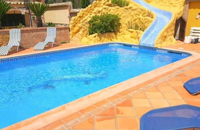 Homerez - Espaciosa villa para 6 pers. con piscina, jardín y terraza en Écija
