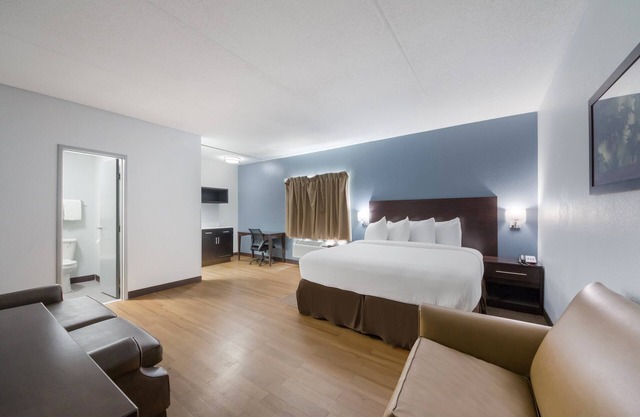 HomeTowne Studios by Red Roof San Antonio - Seaworld/Northwest