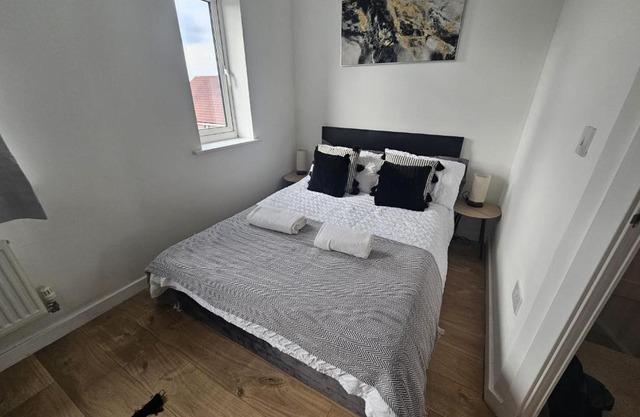 Homington House Long Stays Sleeps 8 Free Parking