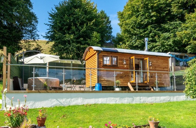 Honey Bee Shepherd's Hut - with Woodfired Hot Tub