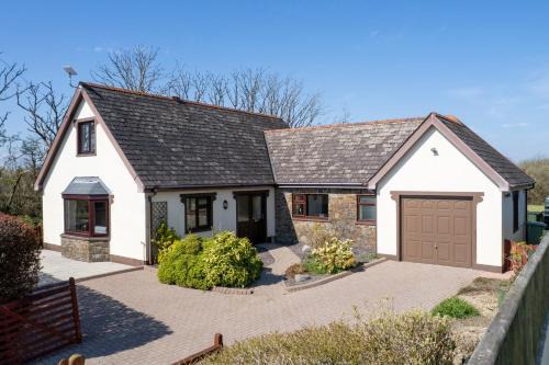 Honeyfield Lodge - Spacious Cottage Rural Views
