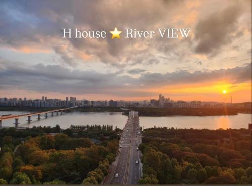 Hongdae, Hapjeong Station 1 minute, Luxury hotel style, Panorama Han River View 5 people, 2Room, 3Q bed